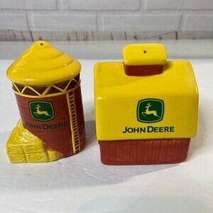 Adorable John Deere Red Ceramic Silo & Barn S+P Salt & Pepper Shaker Set